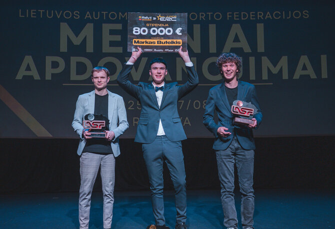 Organizatorių nuotr./„Lithuanian Rally4 Trophy“ apdovanojimas Markui Buteikiui ir Titui Čapkauskui