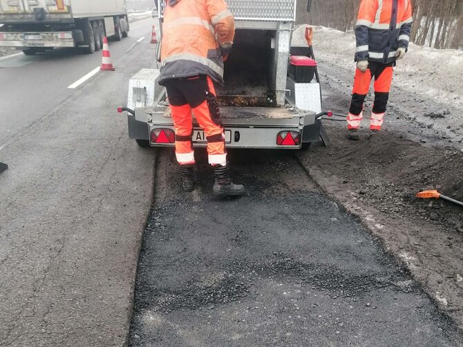 AB Kelių priežiūra nuotr./Duobės automagistralėje