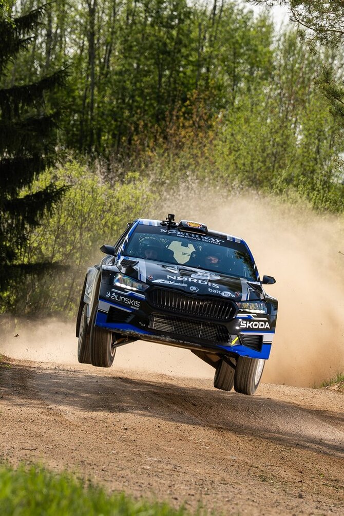 Komandos nuotr./Vaidotas Žala su Ugniumi Vainevičiumi ir naujausios kartos „Škoda Fabia RS Rally2“