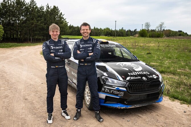 Komandos nuotr./Vaidotas Žala su Ugniumi Vainevičiumi ir naujausios kartos „Škoda Fabia RS Rally2“
