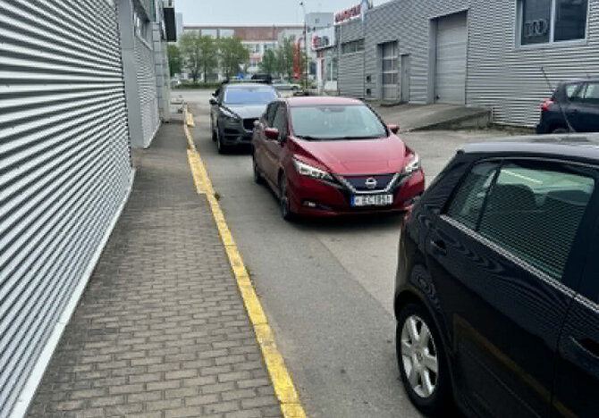 Viktoro Kesmino nuotr./Eilės prie techninės apžiūros Klaipėdoje