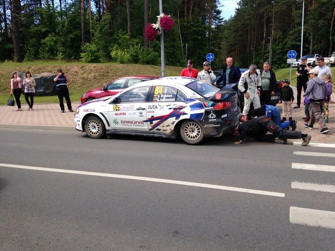 Andriaus K. nuotr./WRC etapas Lietuvoje: Vytautas Švedas nusilaužė ratą