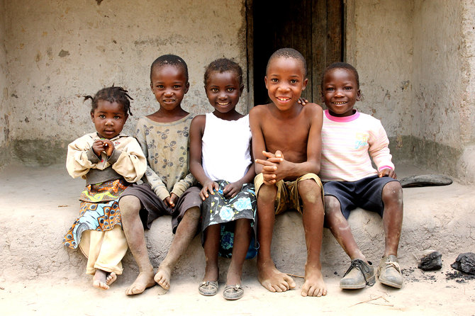 Ugnės Maksimavičiūtės/„Gelbėkit vaikus“ nuotr./Mikutos kaimo gyventojai Zambijoje