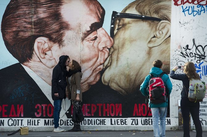 AFP/„Scanpix“ nuotr./Garsusis Ericho Honekerio ir Leonido Brežnevo bučinys