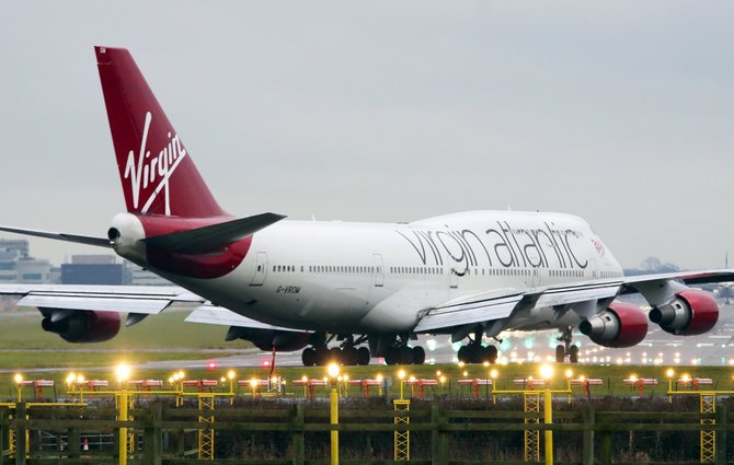 „Scanpix“/„PA Wire“/„Press Association Images“ nuotr./Lainerio „Virgin Atlantic“ avarinis nusileidimas Gatviko oro uoste  2014 m. gruodžio 29 d. 