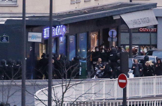 „Scanpix“/„Sipa USA“ nuotr./Įkaitų išlaisvinimo operacija Paryžiuje, košerinio maisto parduotuvėje, Venseno rajone 2015 m. sausio 09 d. 