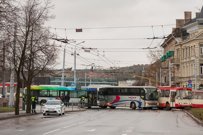 Autobusų avarija prie Žaliojo tilto Vilniuje