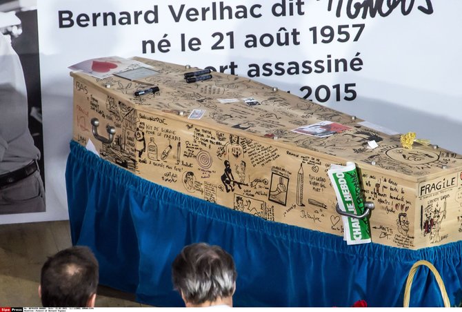 „Scanpix“/„SIPA“ nuotr./Bernardas Verlhacas (Tignous), „Charlie Hebdo“ karikatūrų kūrėjas, bus palaidotas ornamentais ir karikatūromis puoštame karste