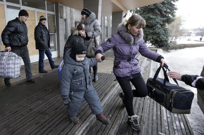 „Scanpix“/AP nuotr./Paskutinės sausio dienos Donbase: evakuacija ir nesibaigiantys teroristų apšaudymai