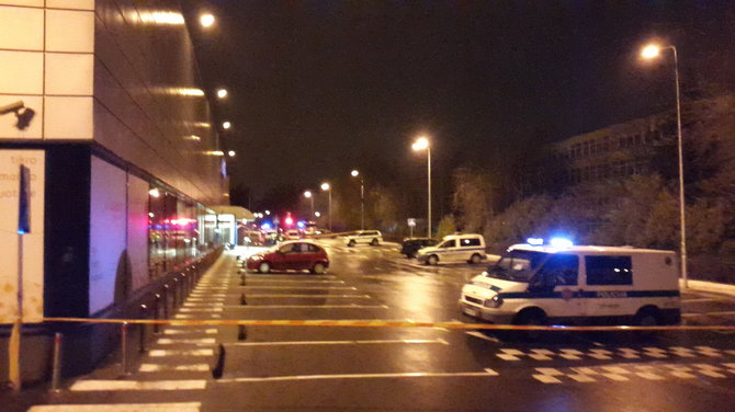 Naktį policija ieškojo sprogmenų parduotuvėje „Maxima“ sostinės Mindaugo g. 2015 m. vasario 01 d. 