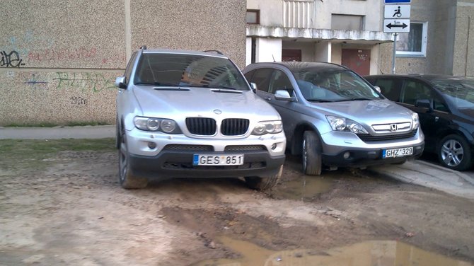 O kitas protiškai neįgalus BMW vairuotojas net nesivargina ieškoti normalios stovėjimo vietos visada parkuojasi ant žolės (na, ten buvo žolė kol jis per žiemą neišmaurojo visko). 