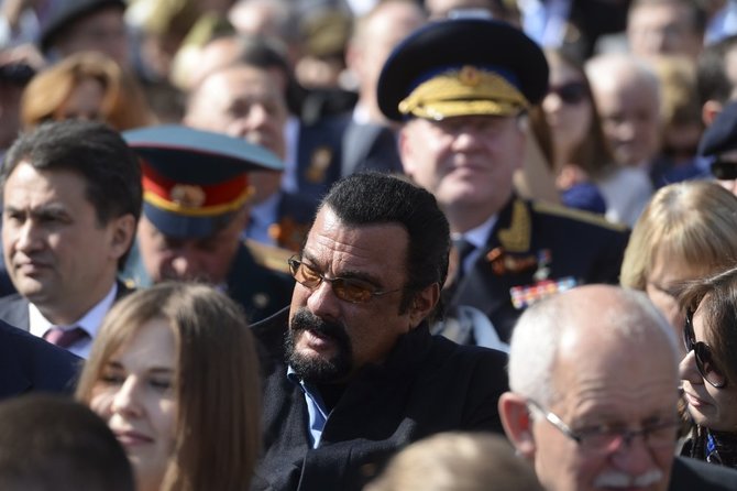 „Reuters“/„Scanpix“ nuotr./Aktorius Stevenas Seagalas. Karinis paradas Maskvos Raudonojoje aikštėje 2015 m. gegužės 09 d. 