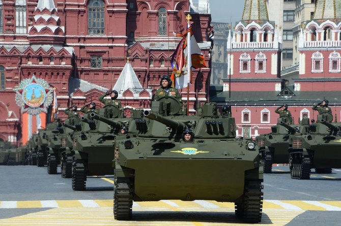 „Scanpix“/„RIA Novosti“ nuotr./Amfibijos BMD-4M. Karinis paradas Maskvos Raudonojoje aikštėje