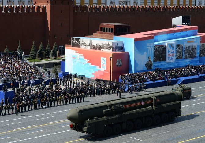„Scanpix“/„RIA Novosti“ nuotr./Balistinė sistema „An RS-24 Yars/SS-27 Mod 2“. Karinis paradas Maskvos Raudonojoje aikštėje
