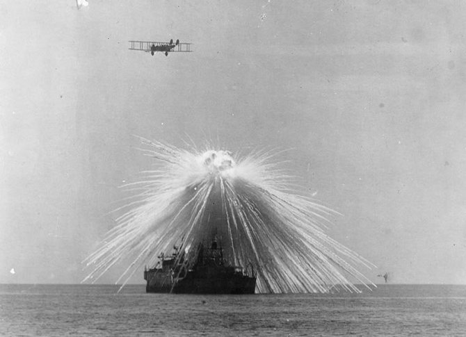 Wikimedia commons iliustr./Baltojo fosforo aviacinė bomba nuskandino į JAV linijinį laivą Alabama, 1921 m. buvo atlikta demonstracija, kaip aviacija gali nuskandinti ir pačius galingiausius karo laivus.