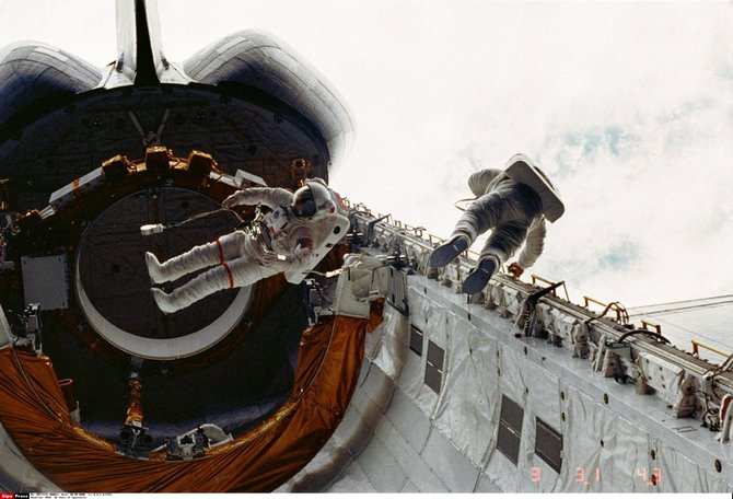NASA iliustr./Karolio Bobko kosminės misijos: pasivaikščiojimas kosmose