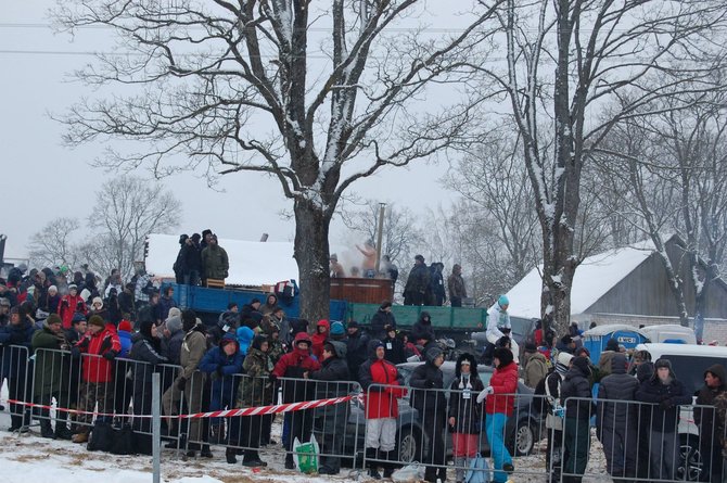 Skaitytojo Ruslano nuotr./“Halls Winter Rally„ istorinės nuotraukos: žiūrovai kaitinasi kubile spiginant šalčiui