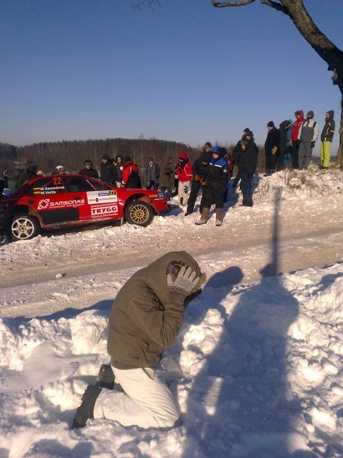 Edgaro Mateikos nuotr./Martyno Samsono ratas neatlaikė „Halls Winter Rally“ išbandymų 2012 m.