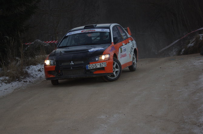Lino L. nuotr./„Halls Winter Rally“ istorija: 2014 m. Eugenijaus Michalausko vairuojamam „Mitsubishi Lancer Evo“ posūkyje lūzo vairo traukė 