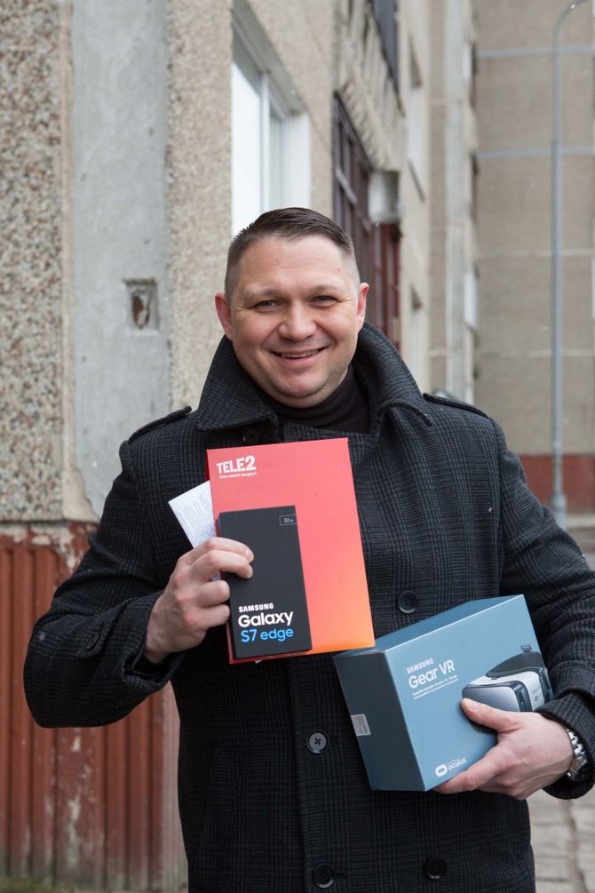 Tele 2 nuot./Jevgenijus Danilčenko džiaugiasi, kad „Samsung S7“ – jau Lietuvoje. 