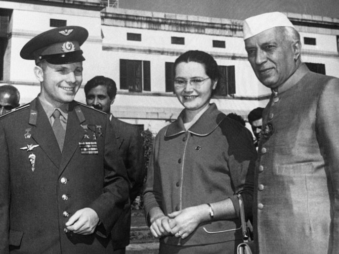 „Scanpix“/„RIA Novosti“ nuotr./Pirmasis kosmonautas Jurijus Gagarinas su žmona Valentina ir Indijos premjeru Jawaharlalu Nehru.
