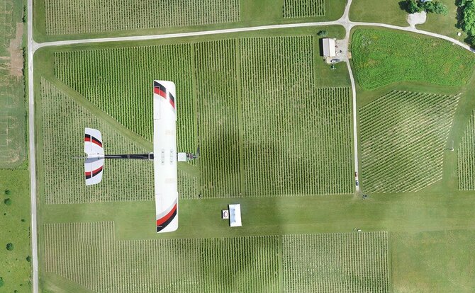 Bendrovės nuotr./„PrecisionHawk“ dronas virš laukų