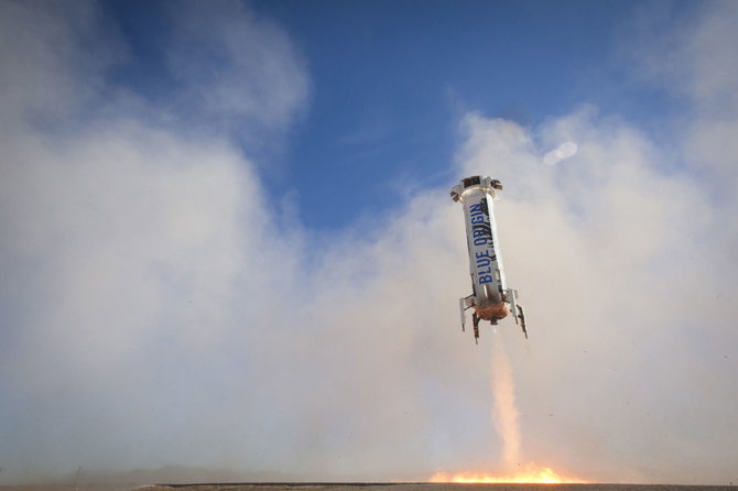 „Reuters“/„Scanpix“ nuotr./Kompanijos „Blue Origin“ daugkartinė raketa „New Shepard“