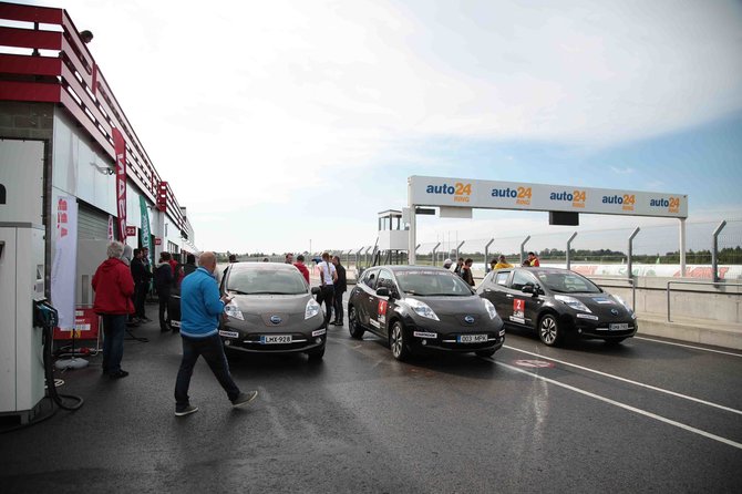 Organizatorių nuotr./„Nissan LEAF 12 h silent challenge“ nugalėtojai ir prizininkai