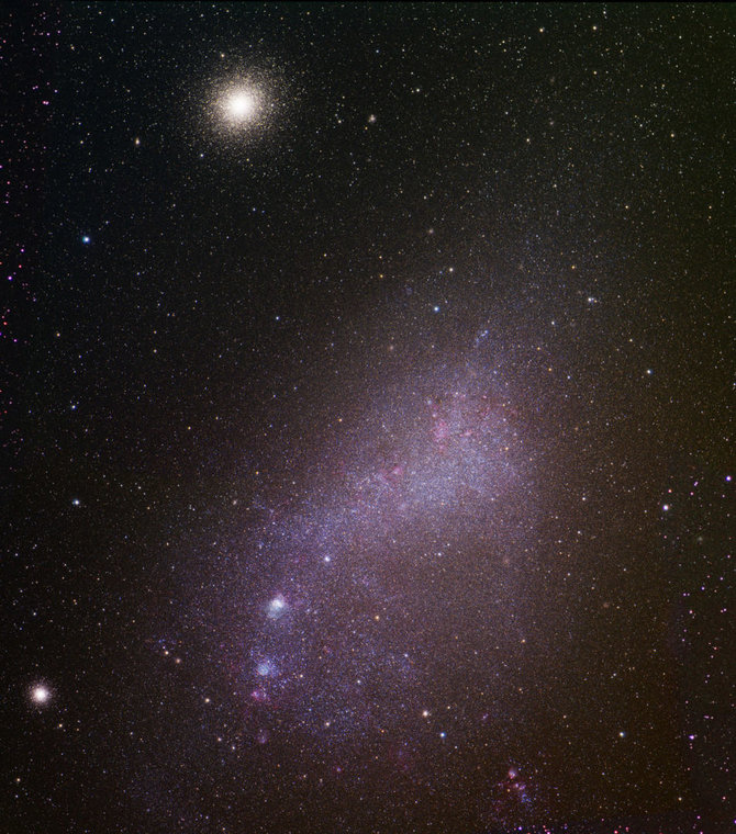 NASA gov. iliustr./Virš Mažojo Magelano Debesies šiek tiek kairiau matomas Tukanos kamuolinis spiečius.