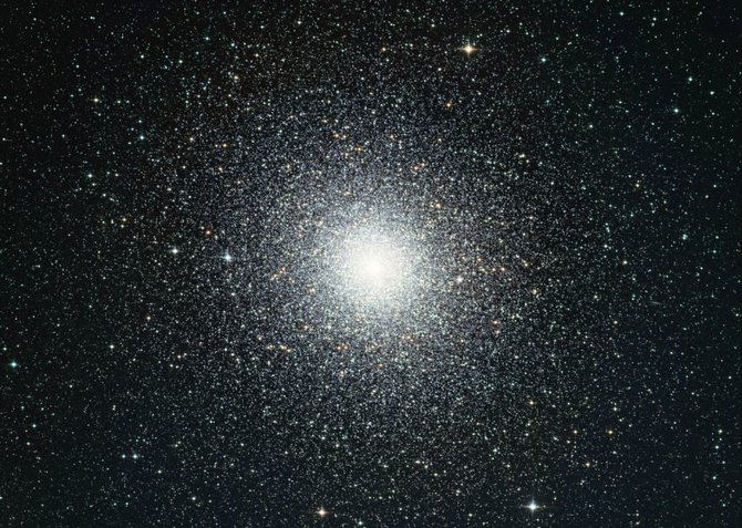 NASA gov. iliustr./Tukanos 47 kamuolinis žvaigždžių spiečius pro galingą teleskopą.