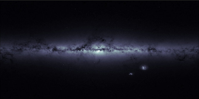 NASA gov. iliustr./Po Paukščių Tako galaktikos disku-du ją lydintys palydovai-Didysis ir Mažasis Magelano Debesys