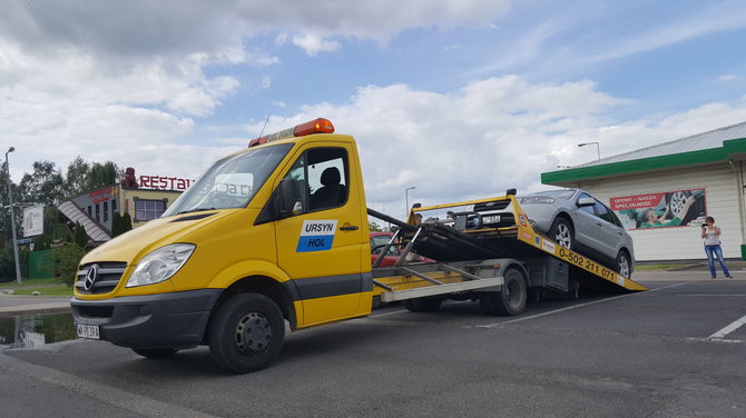 Žilvino Pekarsko / 15min nuotr./Sugedęs „Hyundai Santa Fe“ Varšuvoje