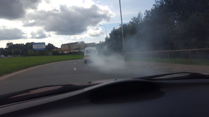 Skaitytojo Aurimo Stabingio nuotr./Baltų dūmų uždangą paskleidęs automobilis