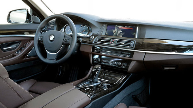 Gamintojo nuotr./Dabartinio BMW 5 Series interjeras