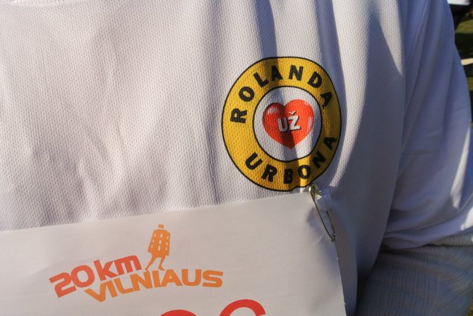 Žilvino Pekarsko / 15min nuotr./„Vilniaus 20 km bėgimo“ dalyvis Stasys Laniauskas palaikė sergantį Rolandą Urboną 