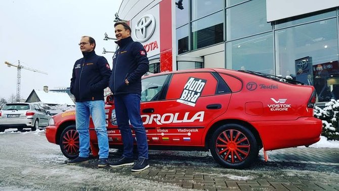 Žilvino Pekarsko / 15min nuotr./Aidas Bubinas ir Vitoldas Milius grįžo į Lietuvą 1993 m. gamybos „Toyota Corolla“