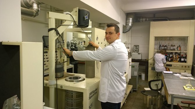 Fitocheminiai augalų ekstraktų, mišinių ir jų dalių tyrimai buvo atliekami naujausia sudėtinga KTU laboratorijose sukaupta aparatūra. Nuotraukoje –KTU Maisto ir technologijos katedros doktorantas Darius Povilaitis. 