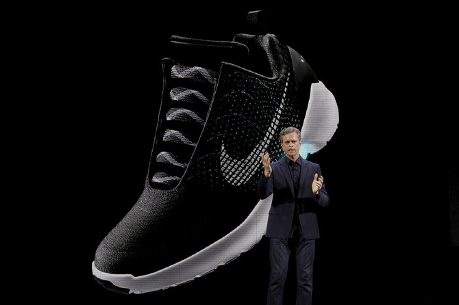 „Reuters“/„Scanpix“ nuotr./Išmanūs batai „Nike“ HYPERADAPT