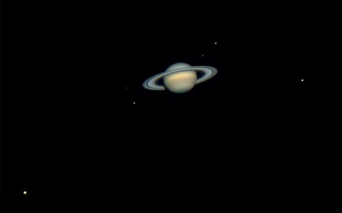 LEM iliustr./Saturnas ir pagrindiniai jo palydovai pro antžeminį teleskopą./Nasa.gov.