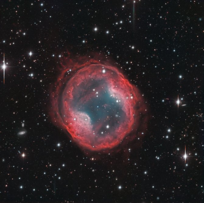 LEM iliustr./Tipiškas planetinis ūkas – žvaigždės medžiaga, toldama nuo branduolio, formuoja sferinę struktūrą./Hubble.com