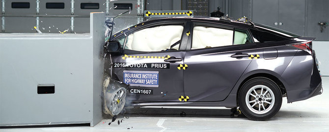 IIHS nuotr./„Toyota Prius“ testas