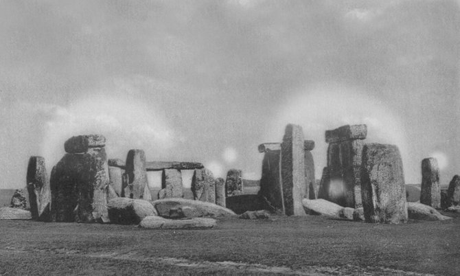 LEM nuotr./Paslaptingas Stounhendžo švytėjimas, užfiksuotas XIX a. antrosios pusės fotografijoje; matomas vaizdas labai primena etnokosmologijos muziejaus megalitų komplekso švytėjimą.