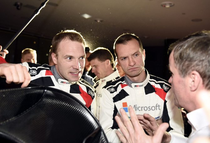 AFP/„Scanpix“ nuotr./„Toyota Gazoo Racing World Rally“ komandos vadovas Tommi Makinenas (dešinėje) kalbasi su pilotais Jari-Matti Latvala (kairėje) ir Juho Hänninenu. 