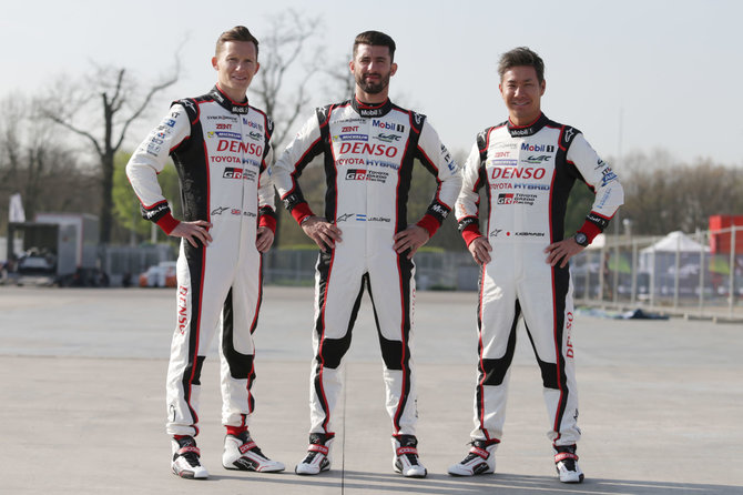 TMG nuotr./„Toyota Gazoo Racing“ komanda Silverstouno trasoje lenktyniaus nauju hibridu (M.Conway, J.M.Lopez, K.Kobayashi)