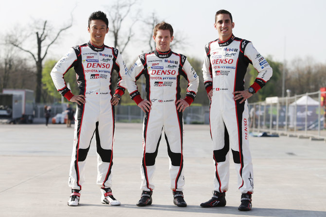 TMG nuotr./„Toyota Gazoo Racing“ komanda Silverstouno trasoje lenktyniaus nauju hibridu (K.Nakajima, A.Davidson, S.Buemi)