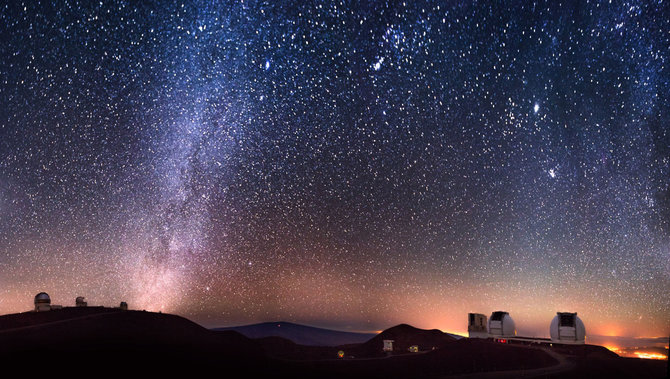 Šioje ilgos ekspozicijos nuotraukoje – žvaigždėtas dangus virš Kecko teleskopų komplekso Havajuose, kur per metus paprastai būna apie 300 giedrų naktų/ Keckobservatory.org