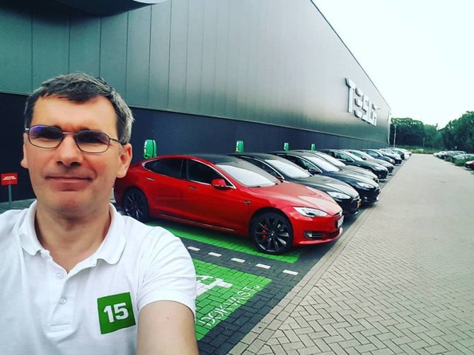 Žilvino Pekarsko / 15min nuotr./„Tesla“ gamykla Tilburge, žurnalistas Žilvinas Pekarskas