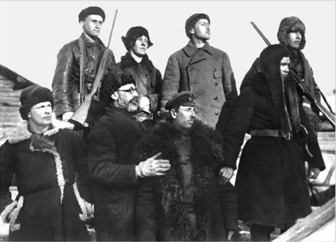 1929 m. ekspedicijos dalyviai. Apačioje antras iš kairės – tyrinėtojų grupės vadovas l.Kulikas./ Iliustracijos šaltinis: Lietuvos etnokosmologijos muziejus. 
