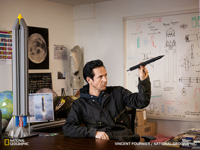 National Geographic nuotr./Tarptautinę komandą remiančios įmonės „Interorbital Systems“ techninis darbuotojas Erikas Ridis mąsto apie raketos konstrukciją. Bendrovė siekia tapti pigiausia raketinių skrydžių paslaugų teikėja privačiame kosminių skrydžių sektoriuje.
