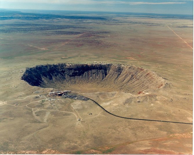 . 1,2 km skersmens ir 170 m gylio smūginį kraterį Arizonoje paliko maždaug prieš 50 000 metų į dykumą smogęs 50 metrų skersmens sideritas. Šaltinis: www.nasa.gov